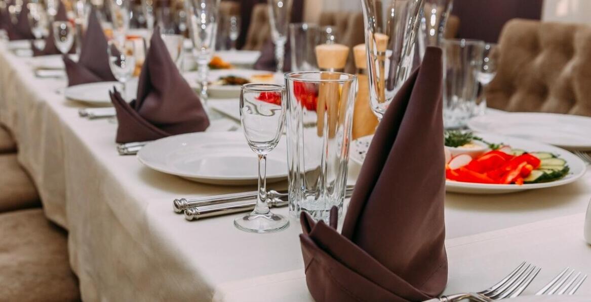 Obrusy do gastronomii: praktyczne porady dotyczące pielęgnacji