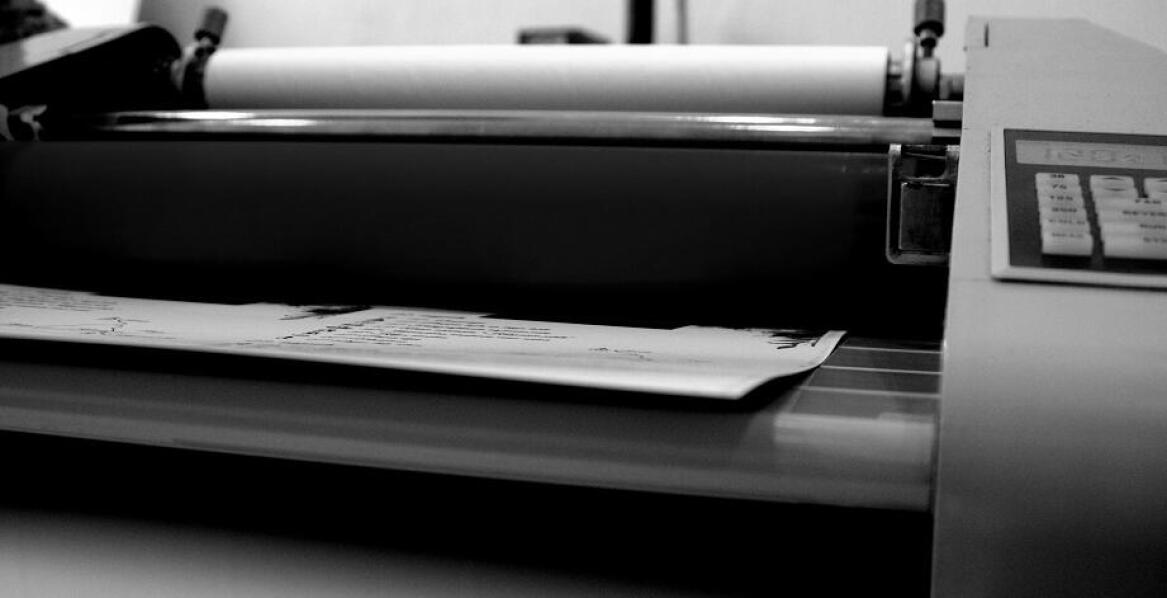 Jak kaszerownica może obniżyć koszty produkcji w drukarni?