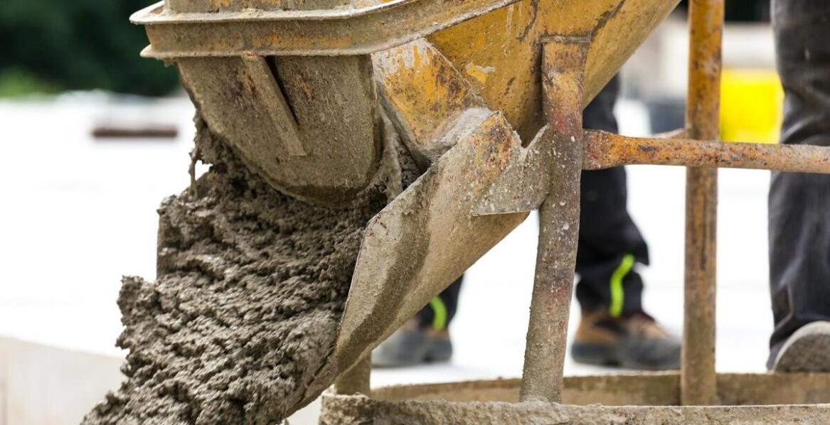 Wpływ superplastyfikatora w betonie na koszty i efektywność budowy