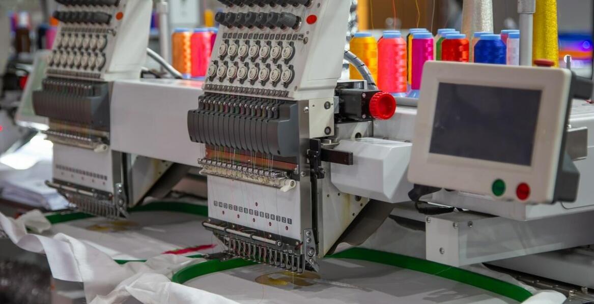 Jak personalizowane hafty z maluchem tworzą niepowtarzalne koszulki?