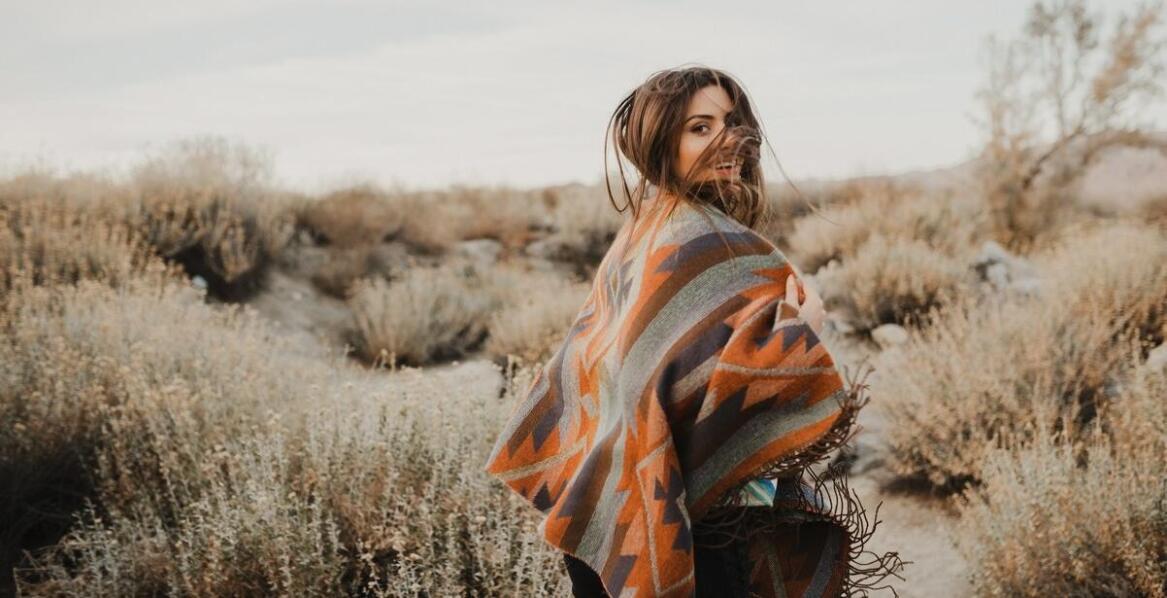 Sweter z kapturem poncho – jak wprowadzić go do codziennej garderoby?