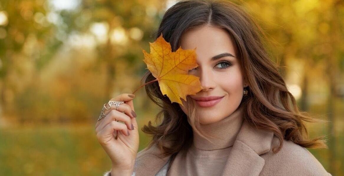 Skóra twarzy a zmiany pór roku: jak zadbać o nią przy pomocy specjalistów?