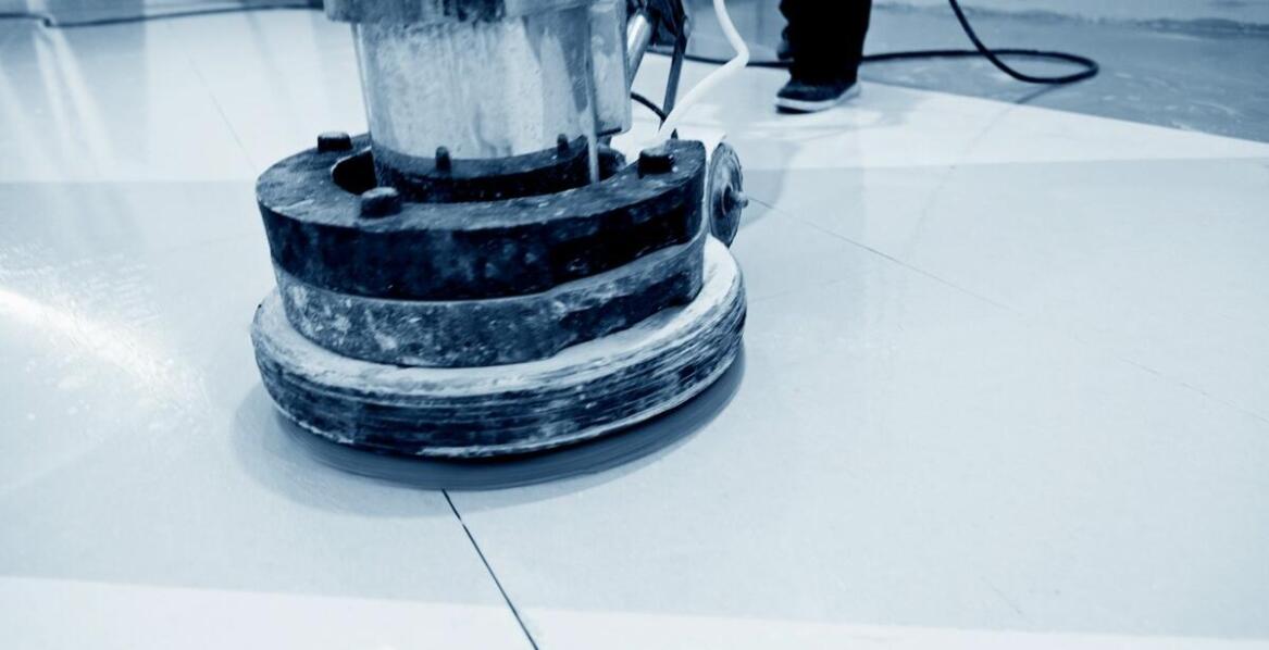 Na czym polega czyszczenie posadzek przemysłowych?