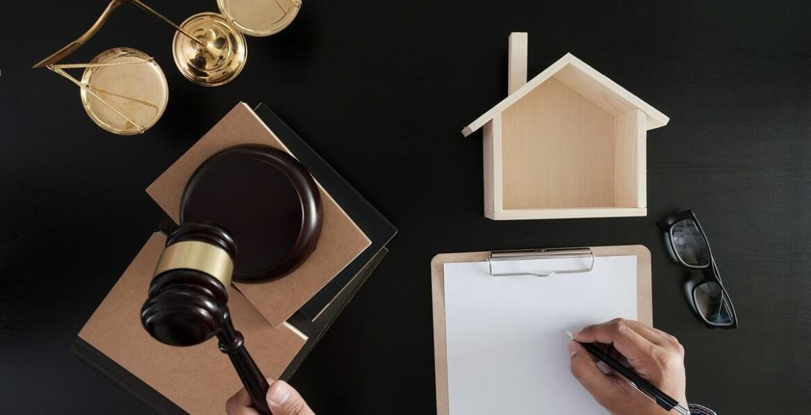 Jak korzystać z dostępnych informacji w księgach wieczystych przed licytacją?