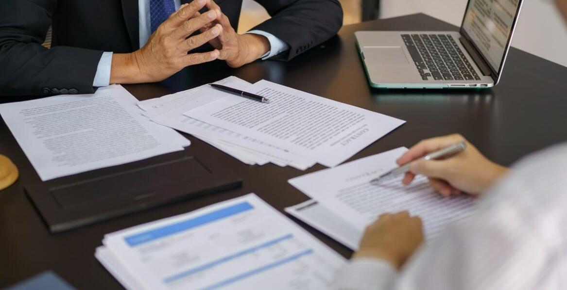 Jak kancelaria emocjonalnie wspiera klientów podczas trudnych decyzji finansowych?