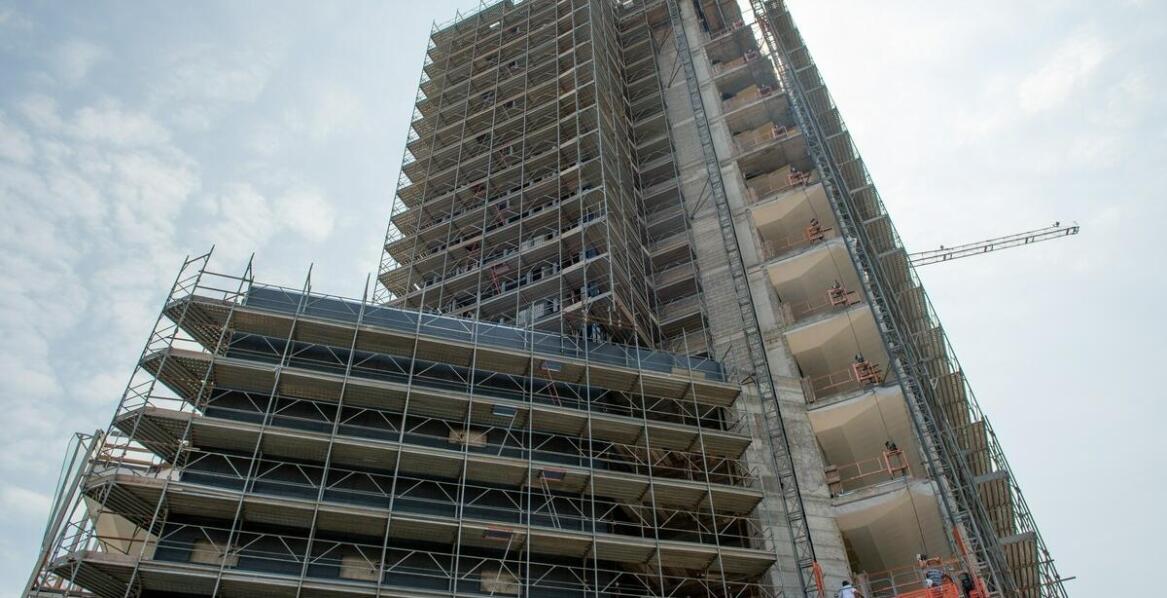 Badania nośności ścian w kontekście instalacji dostawianych stalowych balkonów