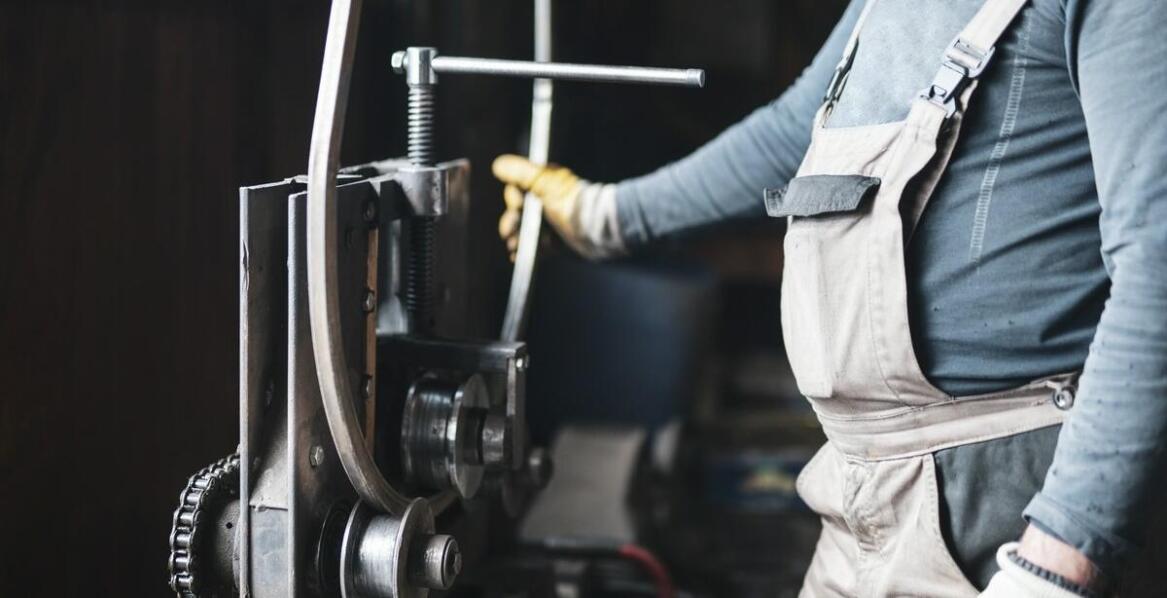 Wykorzystanie gięcia blach w produkcji stalowych konstrukcji