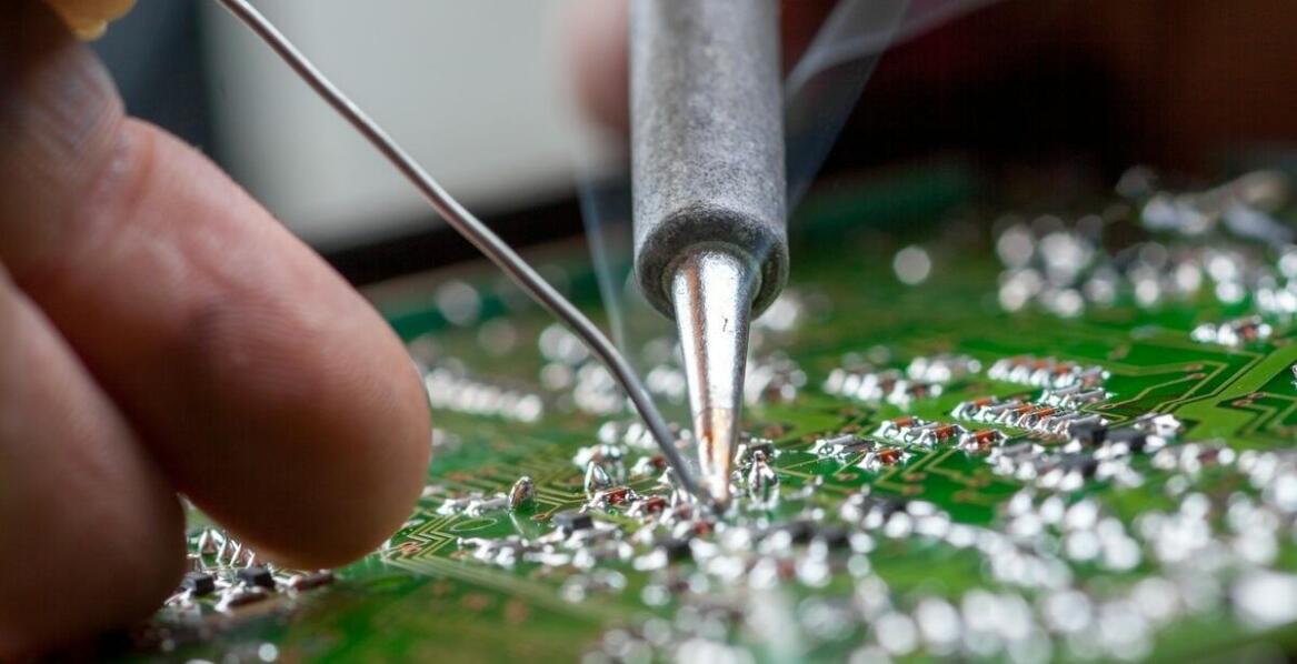 Jak lutowanie pod mikroskopem wspiera naprawę sieciowych modułów w iPhone'ach?