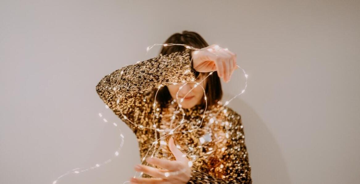 Bluzka w serduszka – jak stworzyć unikalny look na imprezę?