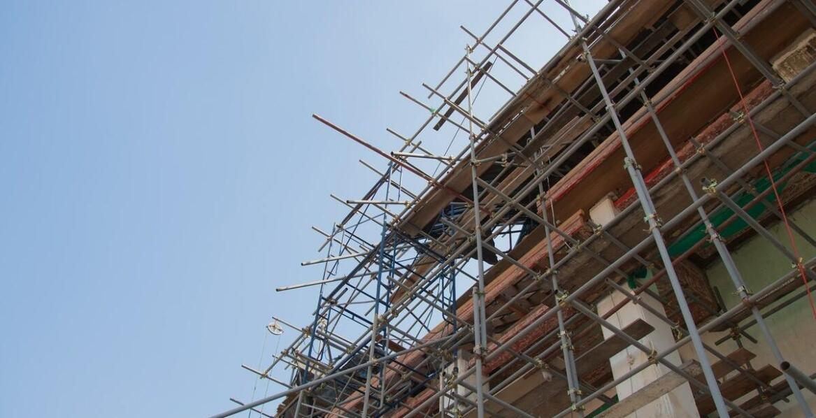 Jakie są zalety wynajmu rusztowań w porównaniu z ich zakupem?