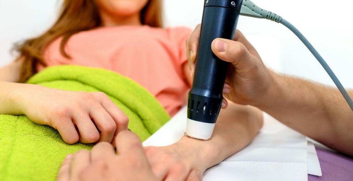 Jak uderzeniowe fale mogą pomóc w redukcji mięśniowego zmęczenia?