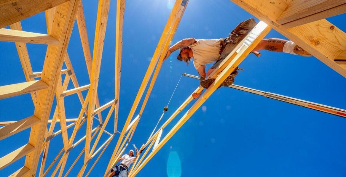 Jak dźwigi przyczyniają się do bezpiecznego montażu dachowych więźb?