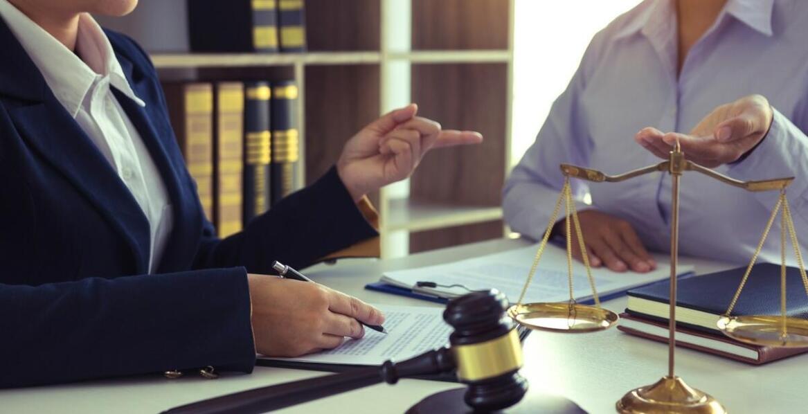 Jakie są korzyści z rozłożenia grzywny na raty przy pomocy adwokata?