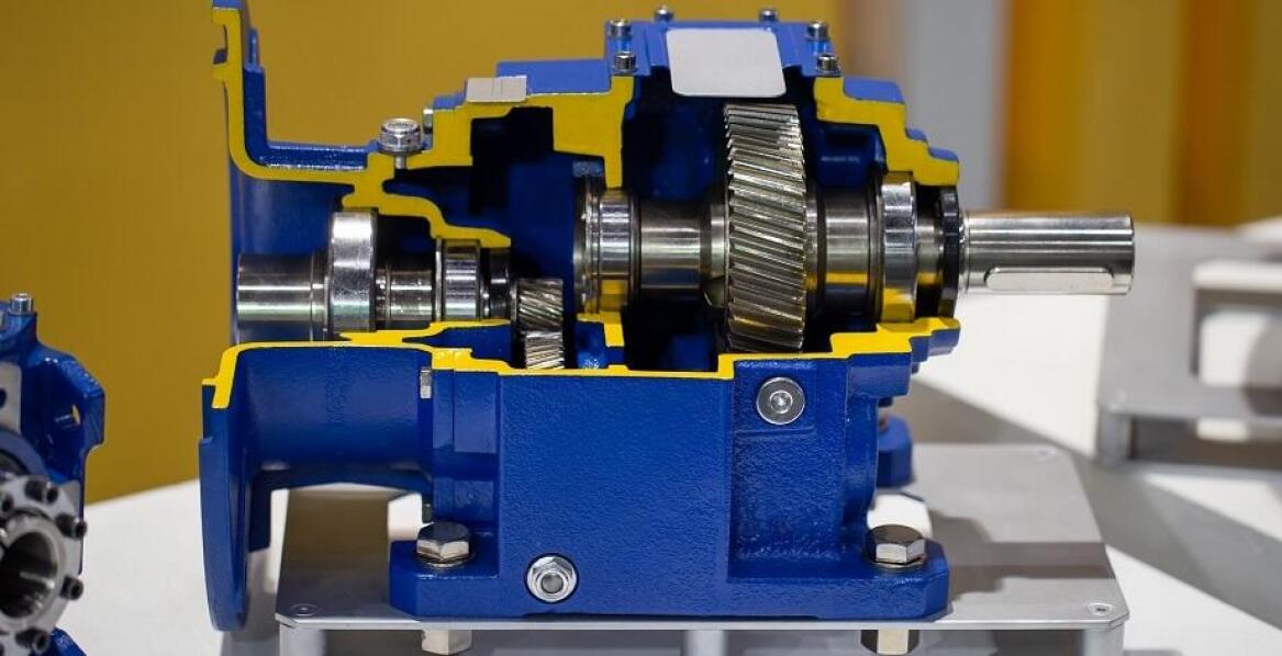 Jakie korzyści niesie stosowanie żeliwnej przekładni kątowej w przemyśle?