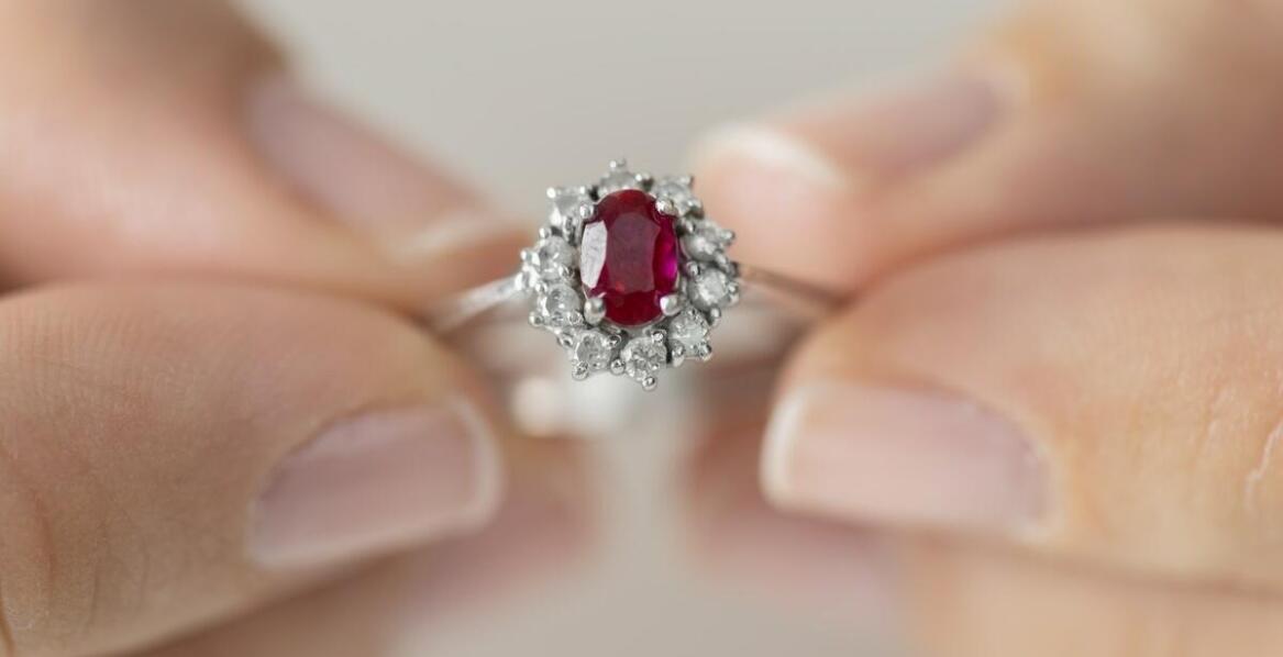 Jakie centralne kamienie najlepiej komponują się z białym złotem?