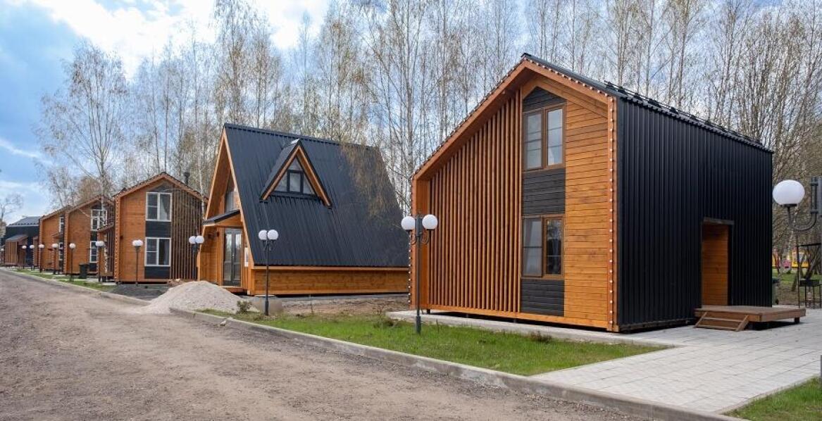 Domki z obornickiej płyty jako rozwiązanie dla sezonowych wynajmów