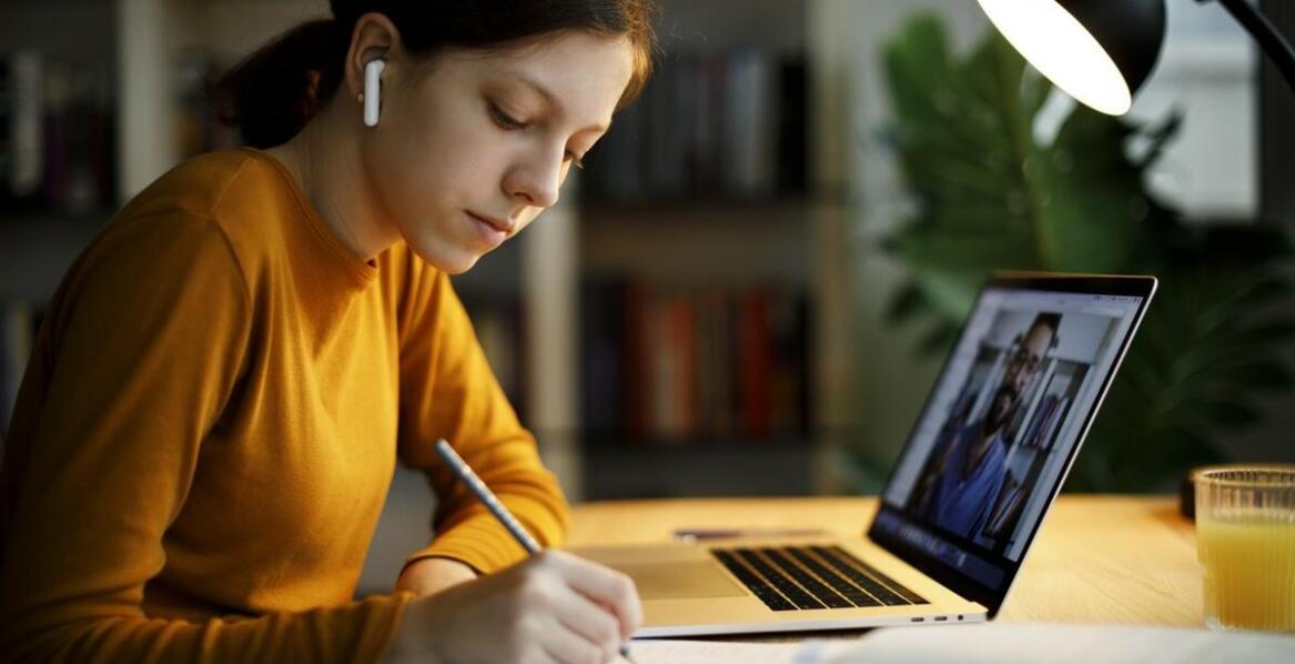 Jakie są zalety zaocznego kształcenia dla osób pracujących zawodowo?