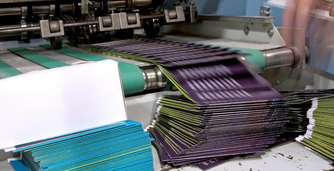 Jak wybrać odpowiednią technologię druku do kalendarzy reklamowych?