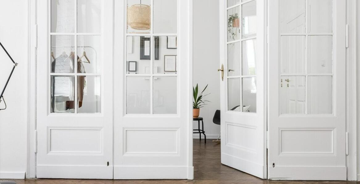 Jak wewnętrzne białe drzwi wpisują się w styl skandynawski?