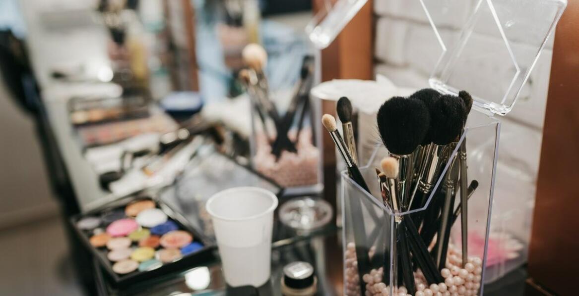 Nowoczesne fryzjerstwo: innowacyjne podejście z Akademią Wizażu