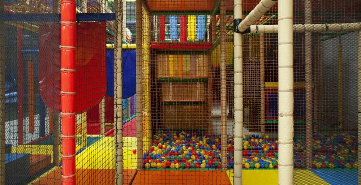 Jak nasze centrum zapewnia bezpieczeństwo podczas zabawy?