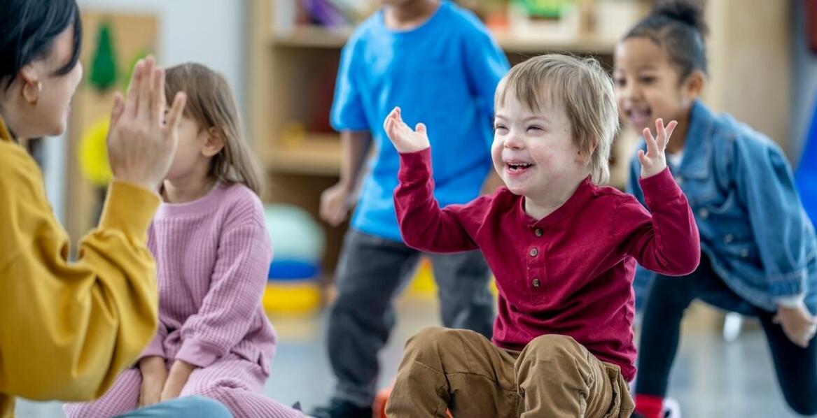 Jakie wyzwania stawia przed nauczycielami praca z dziećmi z ADHD w przedszkolu?