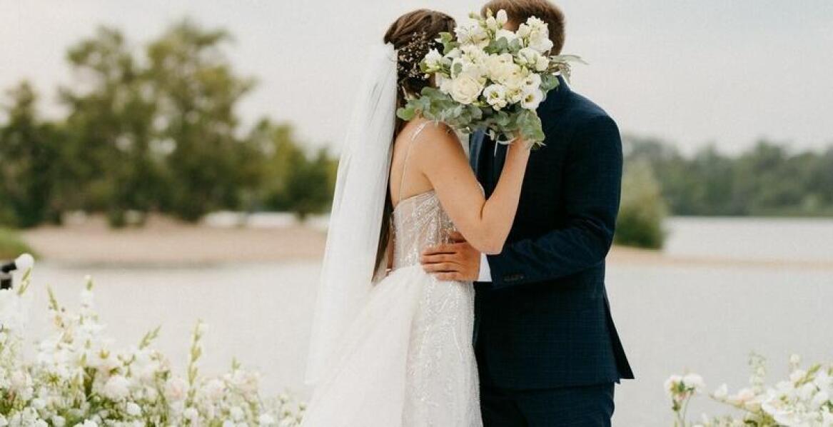 Zimowy ślub nad morzem: jak stworzyć magiczną atmosferę?