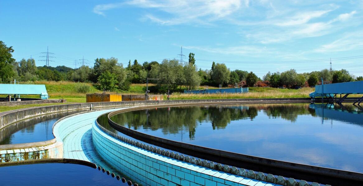 Mechaniczno-chemiczne procesy a zastosowanie dekantacyjnych wirówek