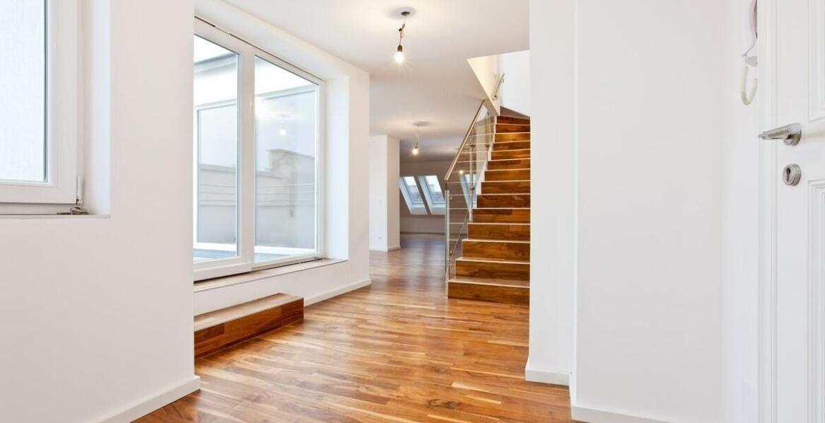 Jak konserwować drewniane podłogi, by zachowały swój urok?