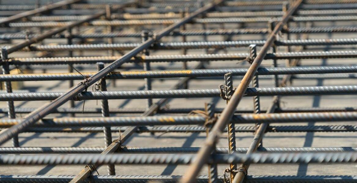 Wpływ mechanicznych połączeń zbrojeniowych prętów na bezpieczeństwo budowli