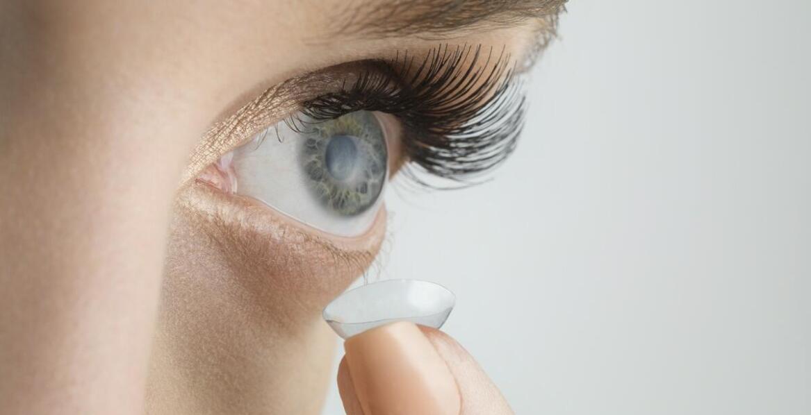 Jakie są kluczowe aspekty doboru kontaktowych soczewek dla osób z astygmatyzmem?