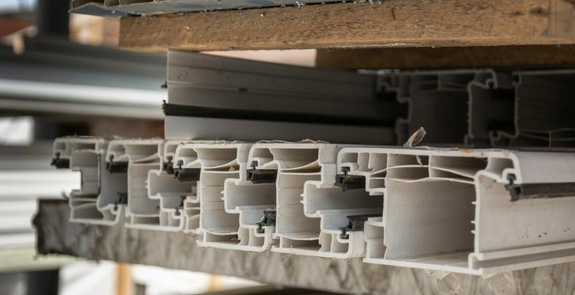 Wybór materiałów do produkcji garażowych bram - co warto wiedzieć?