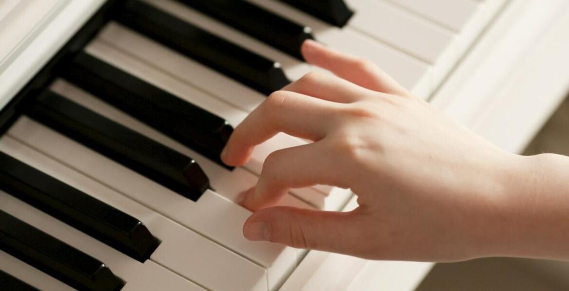 Wybór keyboardu: Co jest ważne dla osób zaczynających swoją przygodę z muzyką?