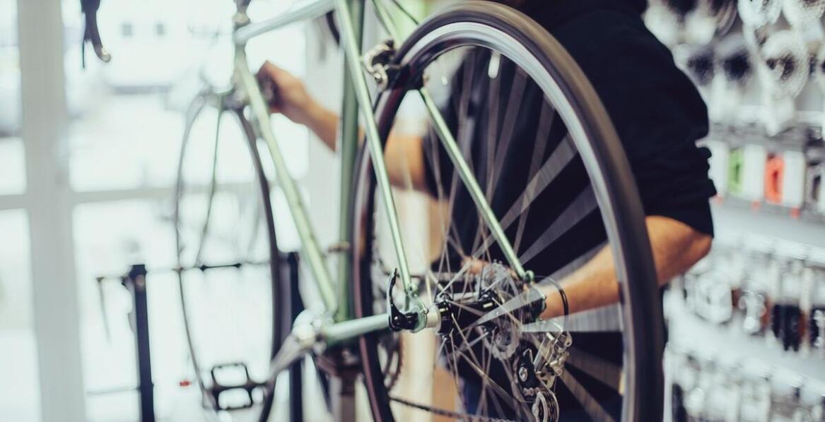 Jak wybrać odpowiedni trenażer do roweru dla kolarzy początkujących?