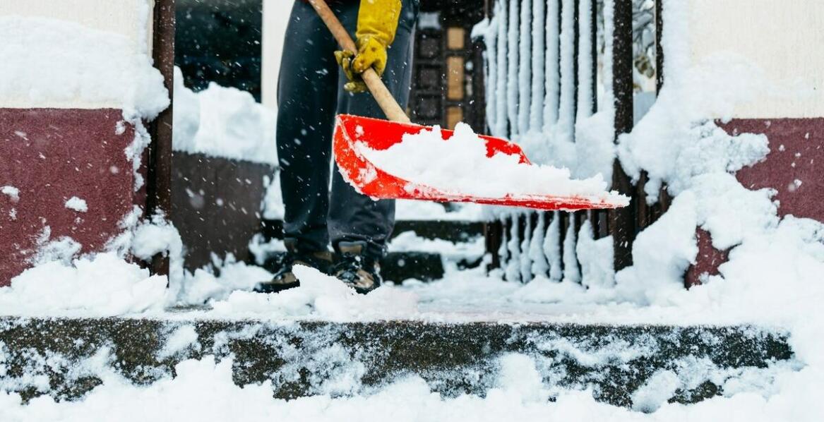Jakie są najczęstsze błędy przy samodzielnym odśnieżaniu i jak ich unikać?
