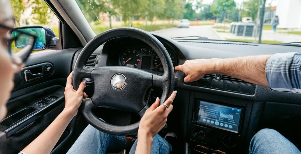 Kursy na prawo jazdy z automatyczną skrzynią biegów – dla kogo są najlepsze?