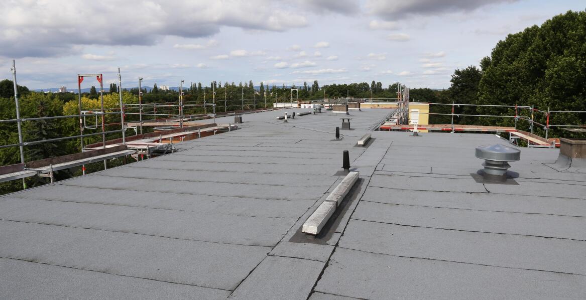 Znaczenie hydroizolacji w kontekście renowacji dachów.