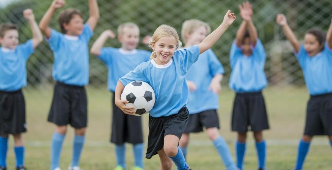 Obozy piłkarskie: Różnorodność programów treningowych dostosowanych do wieku i poziomu