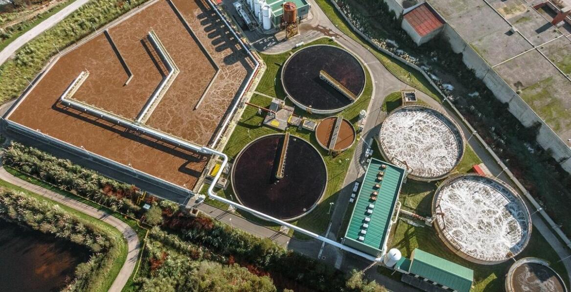 Jak projektowanie systemów do oczyszczania ścieków wpływa na ich efektywność?