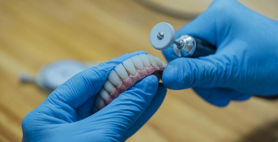 Jak protetyka wpływa na poprawę funkcji żucia?