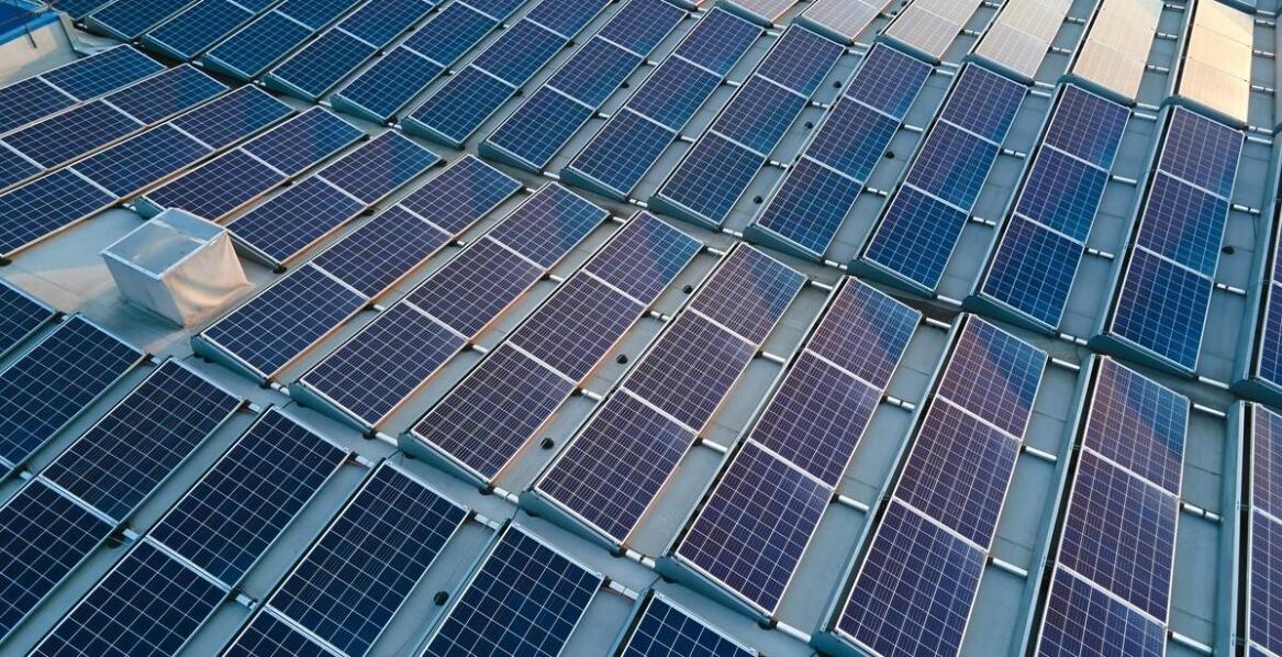 Jak systemy fotowoltaiczne mogą wspierać biznesy w redukcji operacyjnych kosztów?