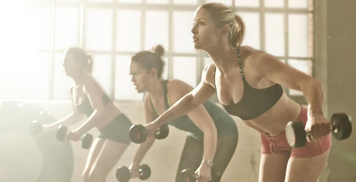 Jakie ćwiczenia w strefie cardio wspierają budowanie piersiowej klatki?