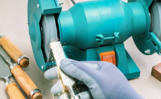 Zastosowanie walcowych szlifierek w tworzeniu postarzanego wykończenia