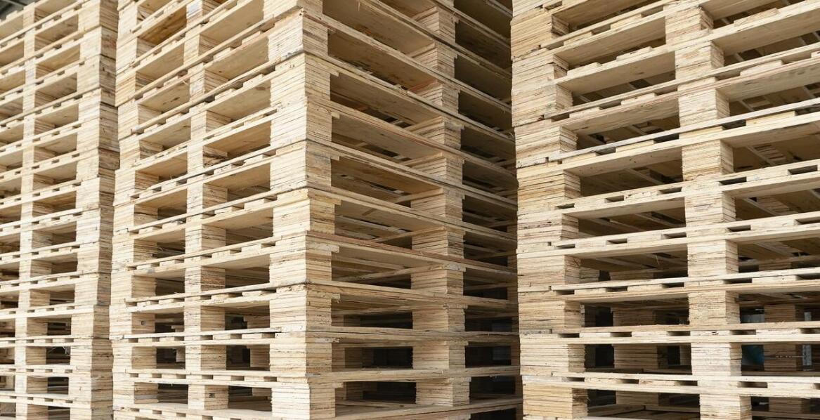 Główne zalety skupu przemysłowych palet dla biznesu