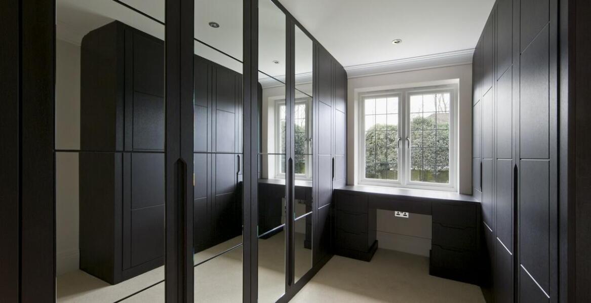 Jak szklane przesuwne drzwi wpływają na estetykę i funkcjonalność garderoby?