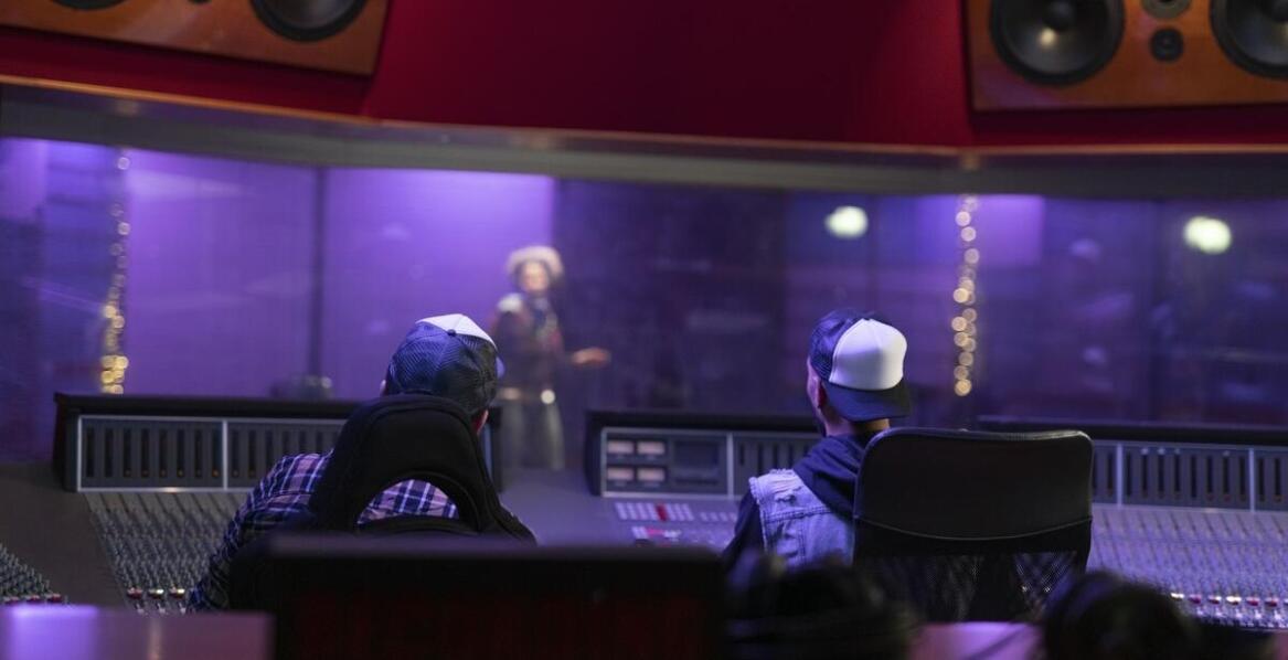 Jakie są zalety testów mowy w różnych akustycznych warunkach?