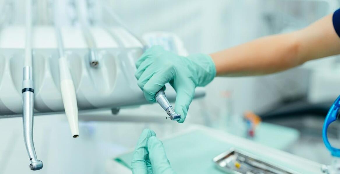 Proces zakładania licówek – co warto wiedzieć przed wizytą?