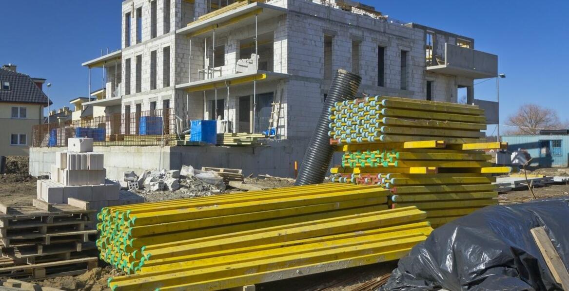 Jak lokalne warunki wpływają na projektowanie budowlanych konstrukcji?