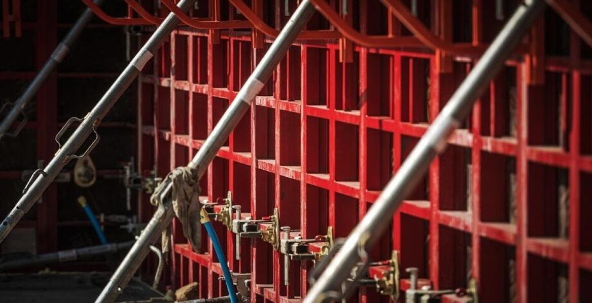 Jak zapewnić efektywność budowy dzięki wynajmowi systemowych szalunków?