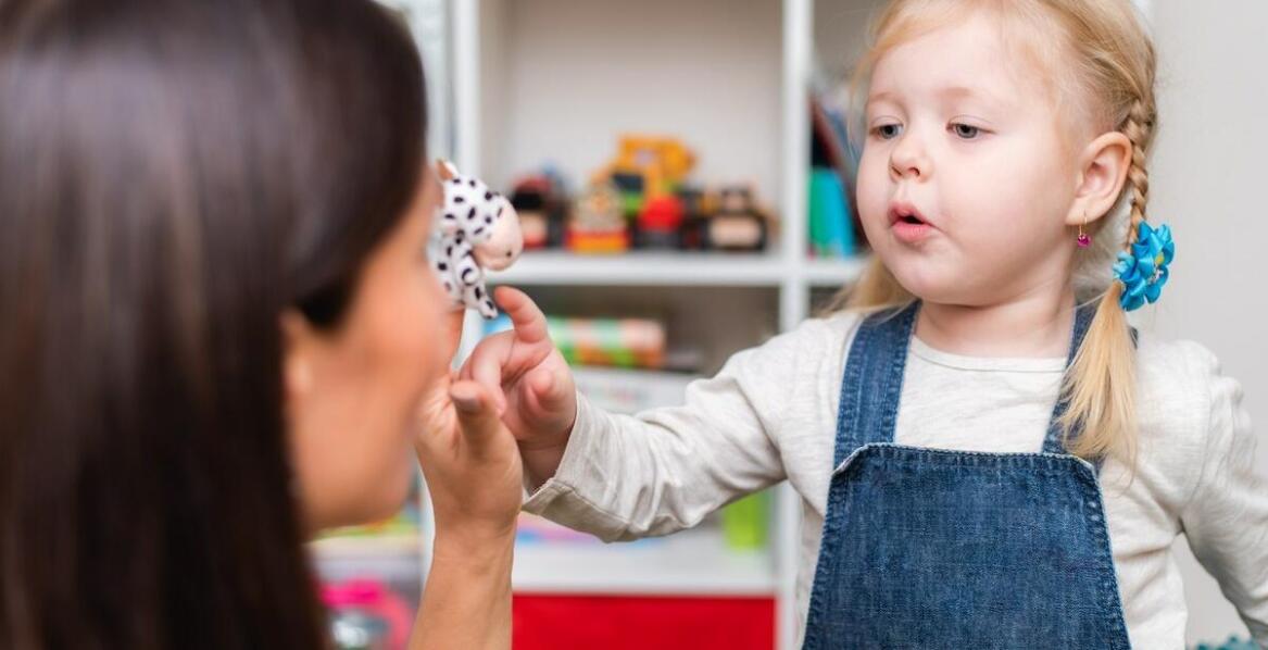 Terapia dzieci z intelektualną niepełnosprawnością: jak radzić sobie z wyzwaniami?